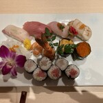 喰い切り鮨 のぶ - 上からの写真：鮨ランチ（サラダ、椀物付き）の中の
      上にぎり　一人前八貫＆巻物　税込2,300円