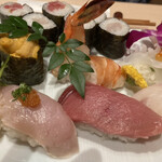 喰い切り鮨 のぶ - 鮨ランチ（サラダ、椀物付き）の中の
      上にぎり　一人前八貫＆巻物　税込2,300円