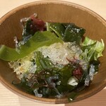 喰い切り鮨 のぶ - 海藻とキャベツのサラダ