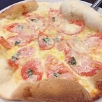 イタリア食堂　ちぇるきお - フレッシュトマトとバジルのピザ
