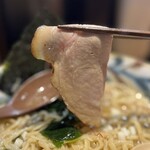 鶏と煮干しラーメンの店 みなや - とり煮干し醤油ラーメン（大盛）　チャーシューリフト