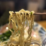 鶏と煮干しラーメンの店 みなや - とり煮干し醤油ラーメン（大盛）　麺リフト
      