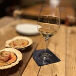 アローラ - 白ワイン　ホタテのチーズパン粉焼き