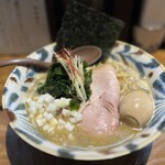 鶏と煮干しラーメンの店 みなや - とり煮干し醤油ラーメン（大盛）
      ※ 煮玉子 トッピング
      