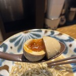 鶏と煮干しラーメンの店 みなや - とり煮干し醤油ラーメン（大盛）　煮玉子リフト
      