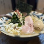 鶏と煮干しラーメンの店 みなや - とり煮干し醤油ラーメン（大盛）
      ※ 煮玉子 トッピング
      