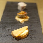シャテーニュ - ランチコース 5000円 のフォアグラとウサギのテリーヌ、パプリカと茄子とフォアグラのテリーヌ、コショウダイの卵の自家製燻製