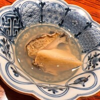 鮨 あお - 北海道の蝦夷鮑。お酒と水だけで仕上げます。ほんのりとした塩味は鮑の汗。お汁も残さずいただきます。器は人間国宝、山本長佐氏の九谷焼き。素晴らしいです\(//∇//)\