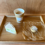 タイヨウテラス - カフェオレとバナナのマフィンとシャインマスカットのケーキ