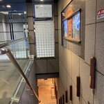 紅茶と洋酒の店 リンクス - 階段→かなり急なので、奥にあるエレベーターがおすすめ。帰りは、店員さんがエレベーターにエスコートしてくださいました。