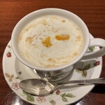 紅茶と洋酒の店 リンクス - シナモンミルクティー（825円）※パッと見、コーンポタージュ…ではないですよ！オレンジスライスが2カケラ