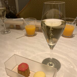 東京ディズニーシー・ファンタジースプリングスホテル - ウェルカムドリンク　マカロンなどプチデザートあり