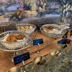 東京ディズニーシー・ファンタジースプリングスホテル - ベーカリー　手前のデニッシュが激うま