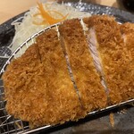とんかつ神楽坂さくら - 揚げ具合は良い感じ