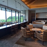 シルー - 朝はバーとして利用した昨夜とは異なる顔を見せてくれる。