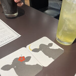 ダグズ・バーガー 宮古島本店 - 可愛い牛モチーフのコースター。牛さんありがとう。