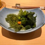 すし岩瀬 - ワカメと海ぶどうのポン酢和え