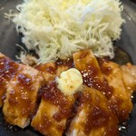 松のや - ポークステーキ2枚、オニオンソース、アップ