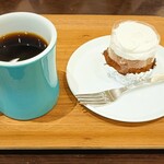 デイリーテーブル 紀ノ国屋 - 料理写真:ブレンドコーヒーとキャロットケーキ
