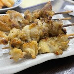 どたぬき - 鶏皮塩(2本) 300円