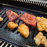 さわなか焼肉 - アバラとホルモン焼き中(≧▽≦)