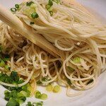 NIBOSHI MANIA - エビリッチの和え玉 麺とその下の油ダレ