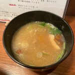 酒肴 新屋敷 - 味噌汁。前よりもあっさりしてて旨みにキレがかかってた。美味過ぎ。