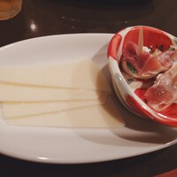 白金Baru - お通し:生ハムとイチジクのピンチョス、グラナダチーズ