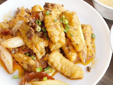 書「一撃」　中華街 横浜中華街のメインゲート「善隣門」門前に、新たなデザートスポット