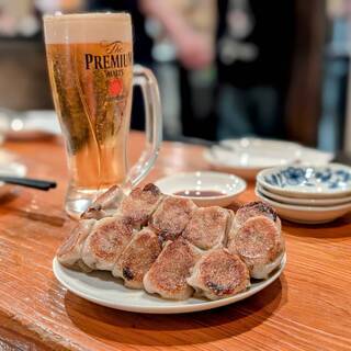 餃子にはやっぱりビール☆最高の乾杯で1日を締めくくろう！