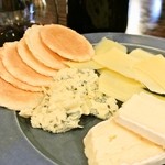 西新井 生ハム nibu - チーズの盛り合わせ（ﾊﾟﾙﾐｼﾞｬｰﾉ･ｶﾏﾝﾍﾞｰﾙ･ﾌﾞﾙｰ･ｸﾗｯｶｰ）950円