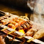 地鶏焼鳥 阿波尾 - 店内カウンターの中では、こだわりの炭火焼きで串焼き・焼き鳥をご提供しております。