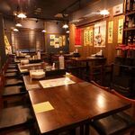 地鶏焼鳥 阿波尾 - 【２階】４名掛けテーブル１０卓。このエリアでこの規模収容できるお店はなかなかございません！朝4時(2階席は３時)まで営業なので二次会にも最適！