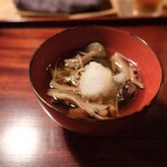 祇園ろはん - お通しは、天然きのこの炊いたの