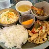 まな～む　ぴぃすぅあ - 月替わりランチ(税込1,100円)
①鶏胸肉と野菜のピリ辛バイマックル炒め②カレー風味揚げ鶏腿肉③サラダ(千切り甘藍&人参&胡瓜)④白菜入りスパイシースープ⑤白ご飯《インディカ米》⑥蜜柑