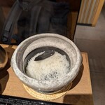 Katsuプリポー - ご飯が何と一人一人の釜めしです。炭が入ってます。この時は滋賀県のミルキークイーンでした。