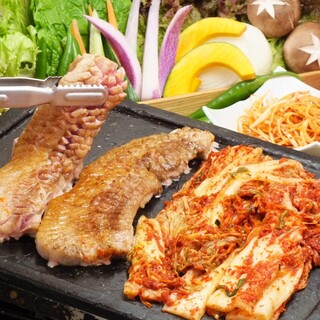 大人気の厚切りサムギョプサル！