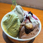 KURUMEジェラート - 手前右　ヘーゼルナッツカカオ