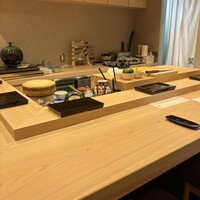 北新地 鮨 聚楽 - 端正な板場からのカウンター席