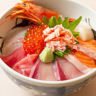 多種多様な丼もの◎7種のネタで贅沢な「海鮮丼」がおすすめ