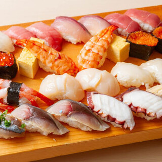 朝一番に仕入れた鮮魚で握る自慢の寿司！豪華な30貫盛りも◎