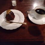 シティーライト - ノアール(右)  ノアケーキ(左)。