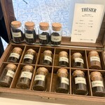 紅茶専門店THESIER - 自分で好きな茶葉を選ぶ　宝箱を開けているようでこちらもワクワク