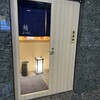 品川 鮨まつもと - ビル足下なので､鉄扉に木目のシート貼り｡白木のスッキリ感｡でも少し〝切ない〟｡