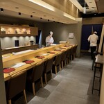 品川 鮨まつもと - モダンな空間構成のカウンター｡