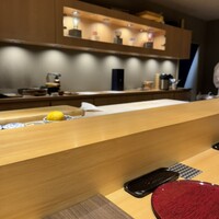 品川 鮨まつもと - キッチリ　ツケ台｡  でも､板皿で供される（笑）