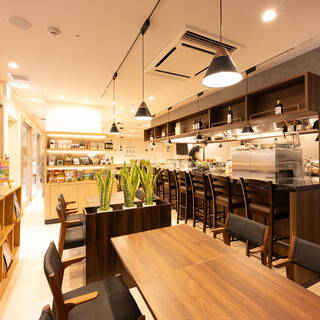 【駅近】おひとり様の気軽なお食事や、大人数の貸切も大歓迎！
