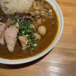 吉田カレー  - 超闇鍋カレー並、豚ハーフ、ローストポーク、うずらのアチャール、玉ねぎアチャール