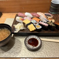 東鮨 新店 - どのネタも美味しかった〜　赤酢のシャリと普通のシャリを食べ比べできるのも贅沢