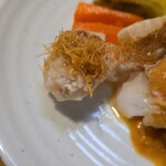 キッチン ブルー グローブ - ポワレをカット、カダイフを乗せて